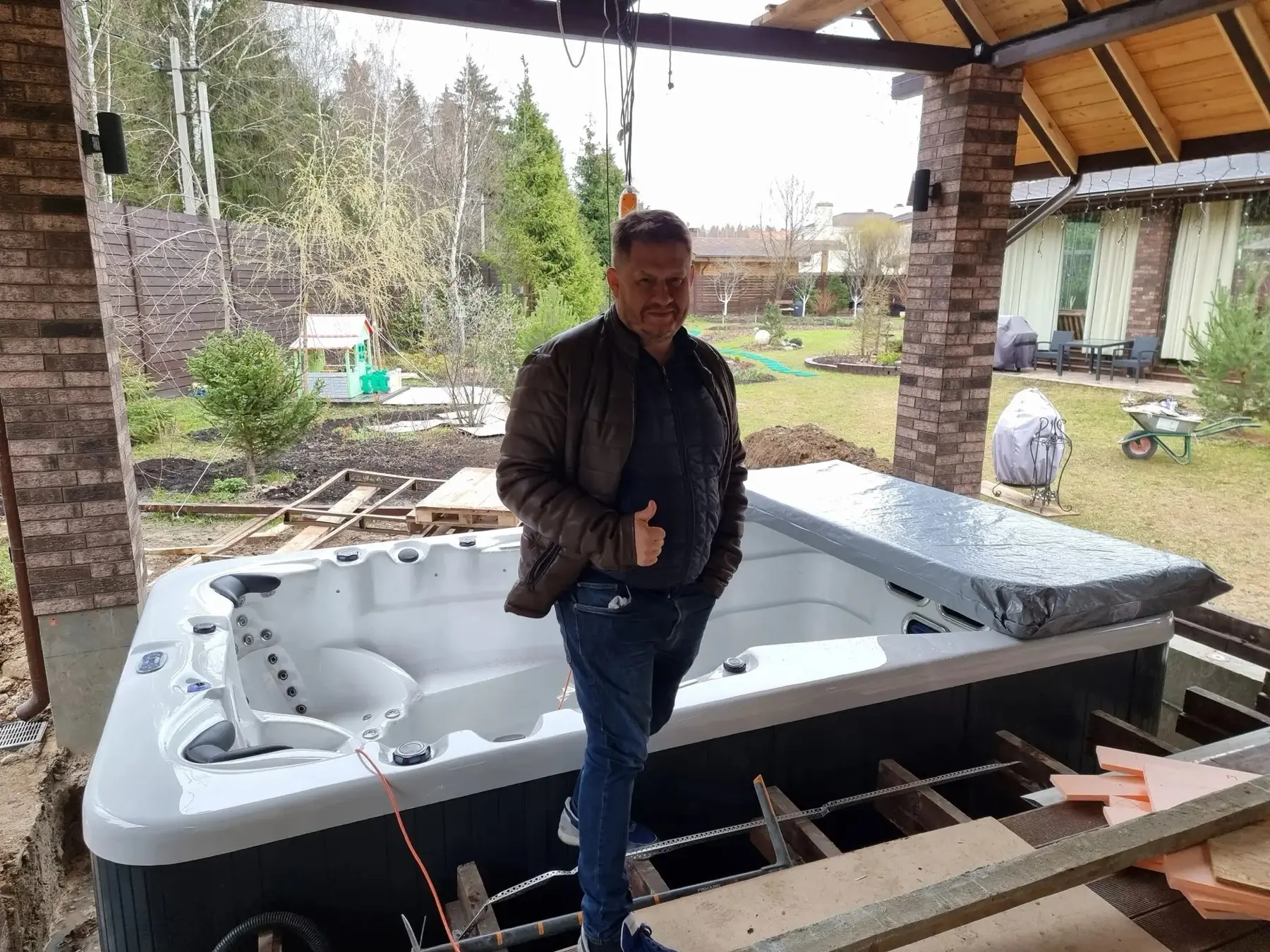 Владимир Молчанов рядом с установленным плавательным SPA-бассейном