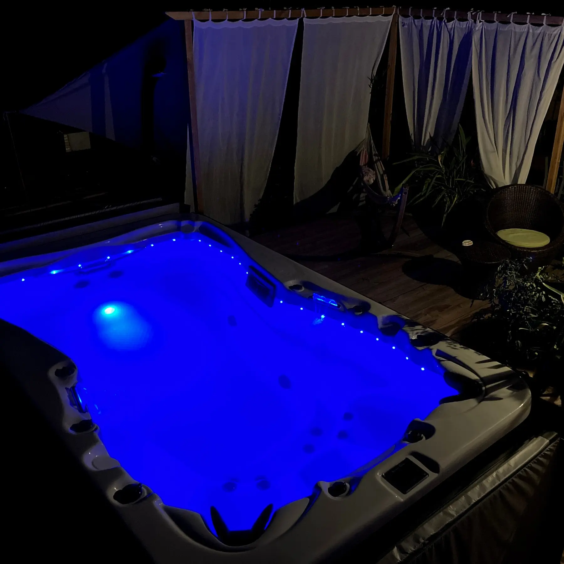 Lovia Spa ZR6801 с включённой синей подсветкой вечером