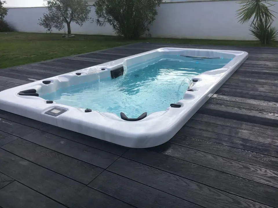 Белый Lovia Spa ZR6801 в тёмном деревянном настиле